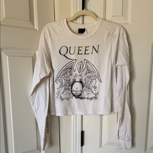 Queen Graphic Long Sleeve Crop Shirt
